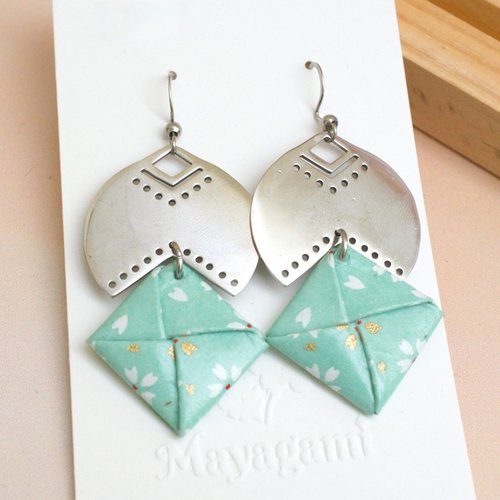 Boucles d'oreilles origami "mayagami" avec carrés géométriques et acier argenté