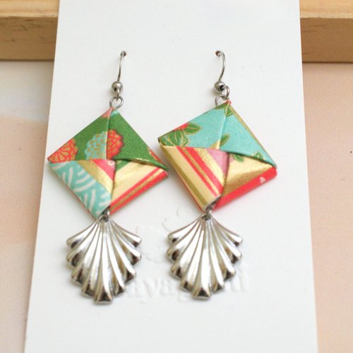Boucles d'oreilles carré origami avec du papier japonais & acier , bijou fait main , cadeau femme