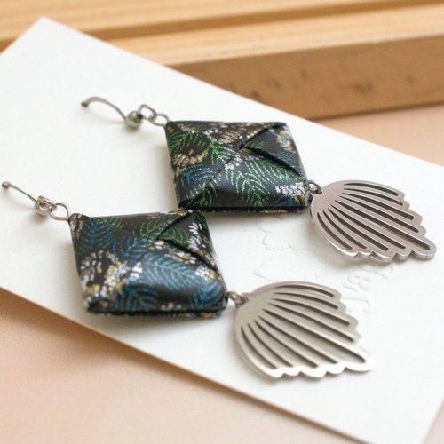 Boucles d'oreilles noir et vert en papier japonais verni, estampes et crochets en acier inoxydable, bijou graphique poétique