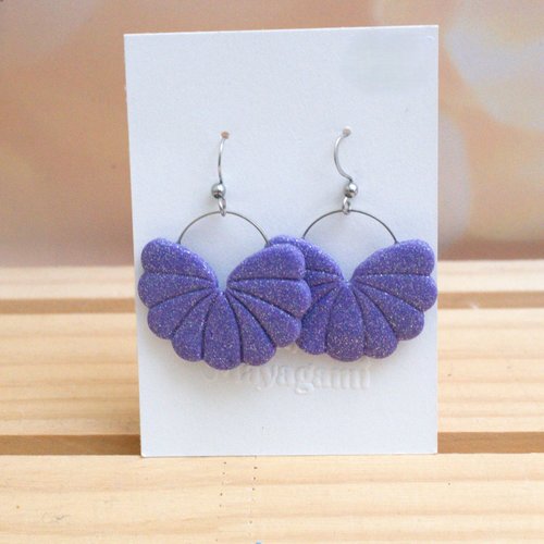 Boucles d'oreilles sensu, des boucles d'oreilles en forme d'enventail en polymère violet et en acier