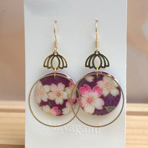 Boucles d'oreilles pendantes avec des anneaux en acier inoxydable et un médaillon avec du papier japonais résiné