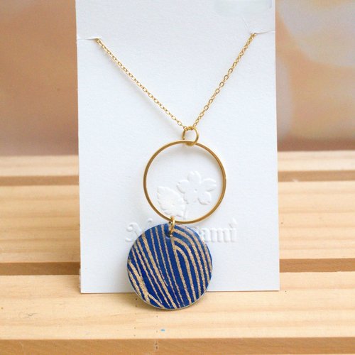 Collier de médaillon bleu et or et un anneau doré