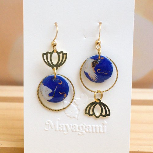 Boucles d'oreilles asymétriques « sakura et grue » en acier doré & papier washi bleu