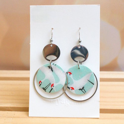 Boucles d'oreilles fantaisie avec du papier washi vert sur un médaillon et anneaux en acier