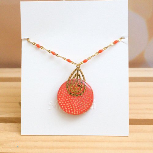 Collier médaillon en acier doré, perles corail & papier japonais