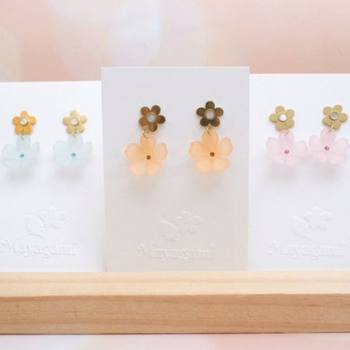 Boucles d’oreilles pendantes fleurs de cerisier en 3 variantes bleu orange et rose
