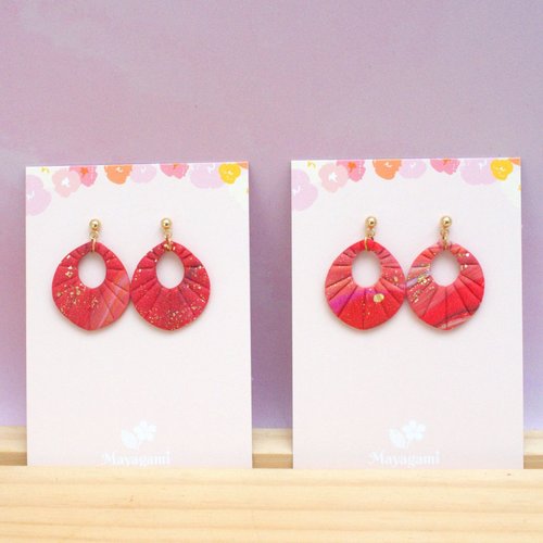 Boucles d’oreilles goutte ajourée rouges et dorées en pâte polymère