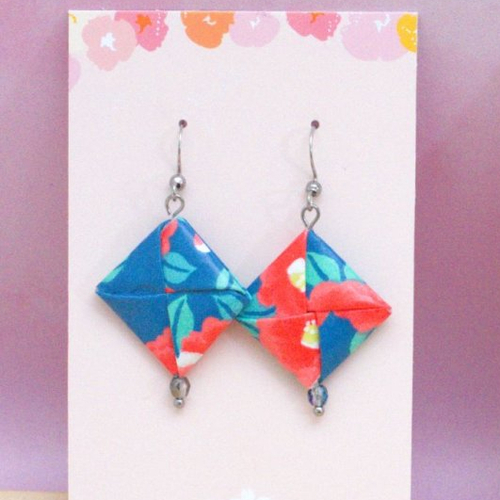 Boucles d'oreilles origami papier japonais washi verni | bijou japonais géométrique en acier inoxydable | cadeau noces de papier