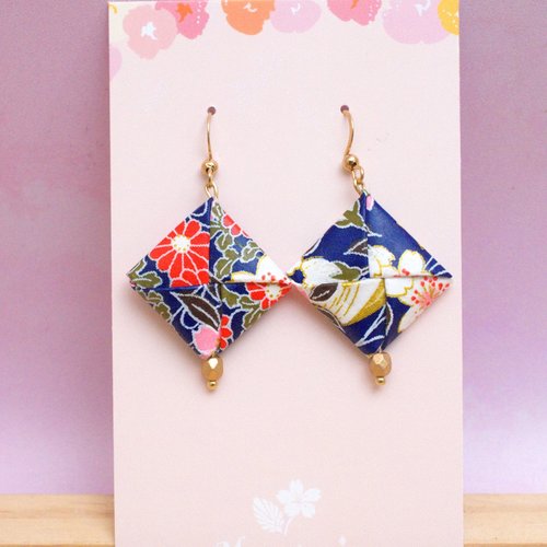 Boucles d'oreilles origami carré papier washi bleu fleuri avec une perle artisanale tcheque de verre