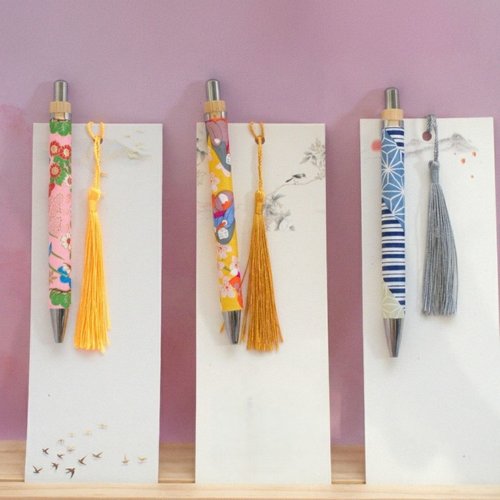 Stylo bille en bois et papier washi japonais, cadeau écriture poétique et calligraphie, marque-page et pompon inclus, 3 variantes au choix