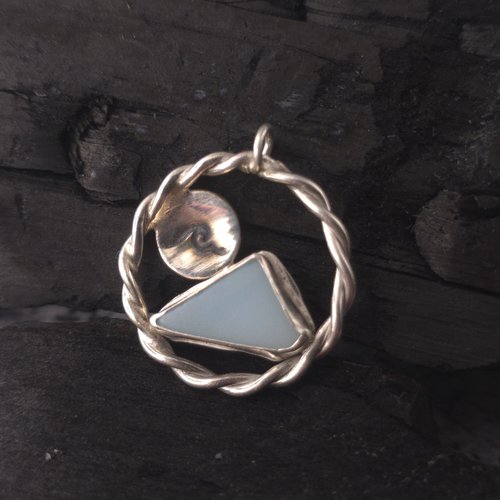 Le veilleur de la rivière – pendentif bleu en argent & verre poli