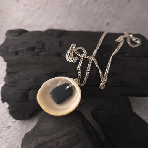 Collier réversible – coquillage & verre poli noir
