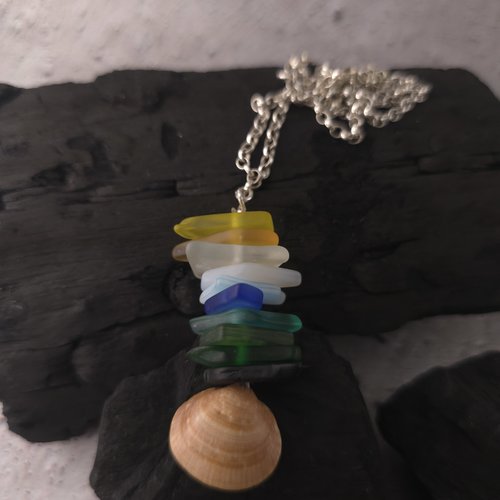 Collier arc-en-ciel – verre poli & coquillage