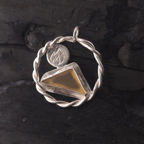 Le veilleur du feu – pendentif orange en argent & verre poli