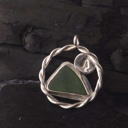 Le veilleur de la forêt – pendentif vert en argent & verre poli