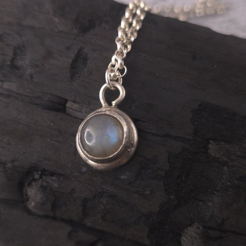 Collier "protection"