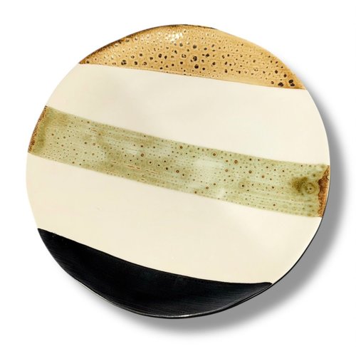 Assiette plate en céramique grès fait main – collection "sables du désert" – bandes organiques beige, vert olive & noir