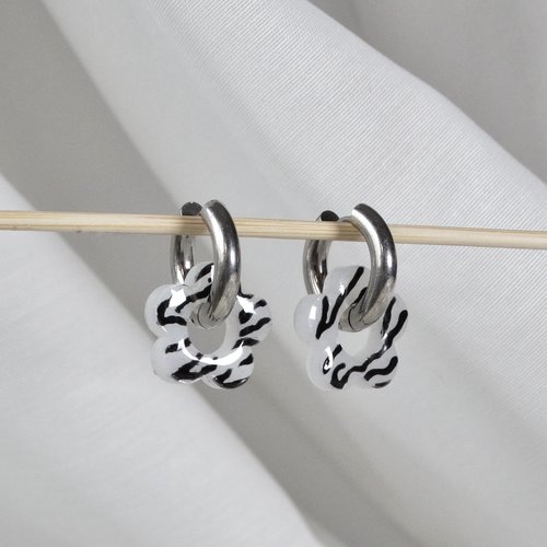 Paire de boucles d’oreilles en acier inoxydable avec pampilles uniques faites à la mains