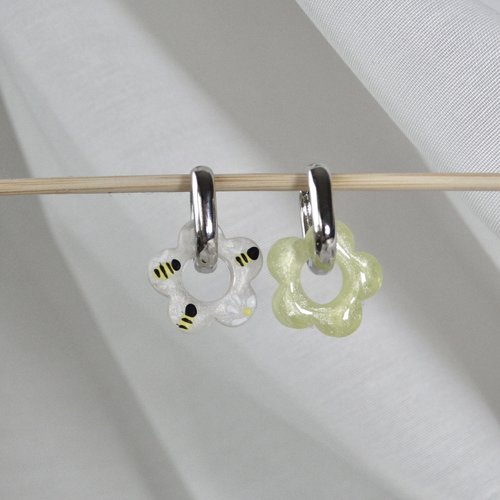 Paire de boucles d’oreilles en acier inoxydable avec pampilles uniques faites à la mains
