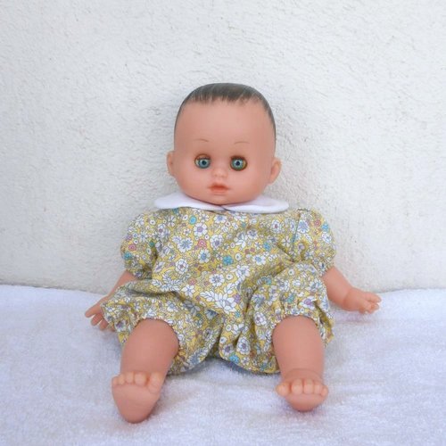Vêtements poupon petitcollin 28 cm, barboteuse jaune fleurie