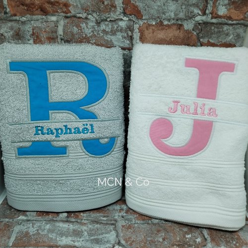 Serviette de toilette personnalisée et brodée avec initiale et prénom