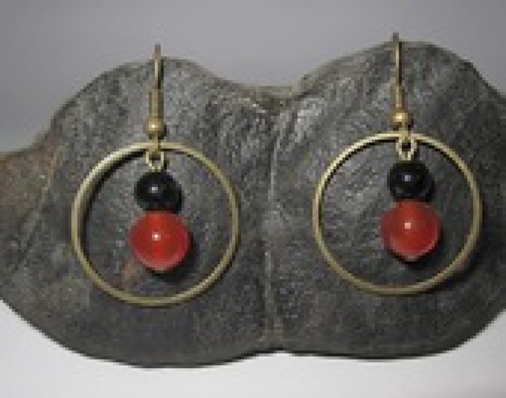 Boucles D Oreilles Anneau Bronze Et Pierre Rouge Et Noir Un Grand Marche