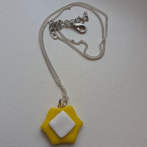 Collier hexagone jaune en relief