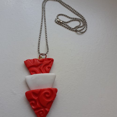 Collier triangles rouges en relief