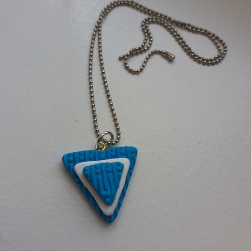 Collier triangles bleus en relief