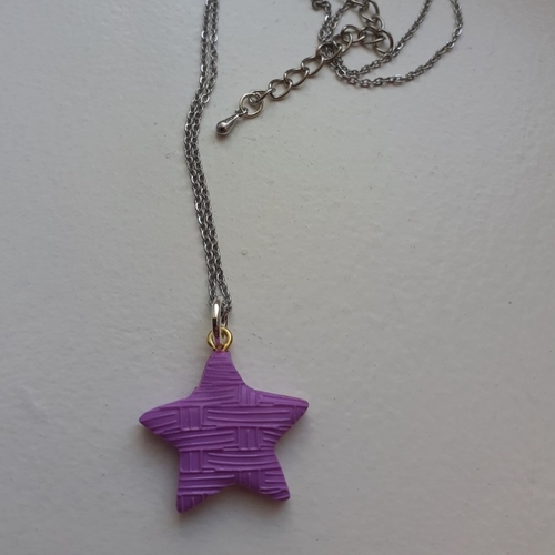 Collier étoile violette en relief