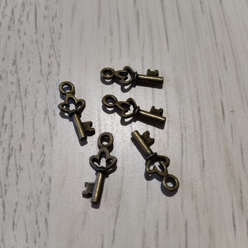 Lot de 5 breloques forme clés en métal couleur bronze