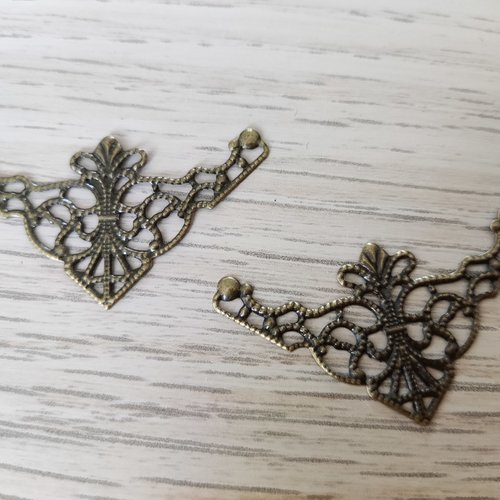 Lot de 2 estampes connecteurs forme triangle filigranes en métal bronze 2,8*5cms