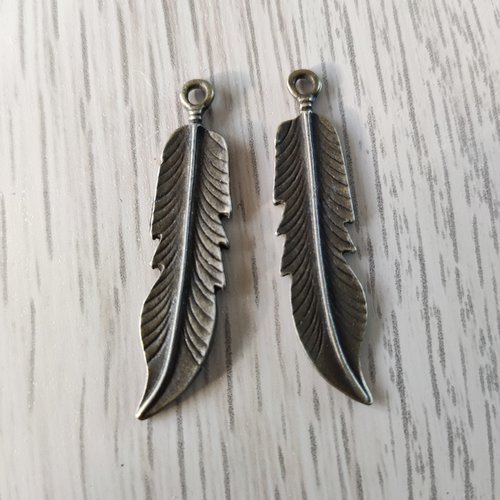 Lot de 2 breloques / pendentifs plumes en métal bronze 1*4,5cms