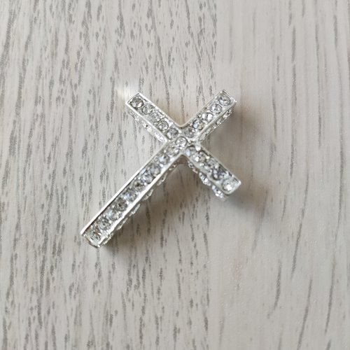 1 pendentif forme croix avec strass blanc