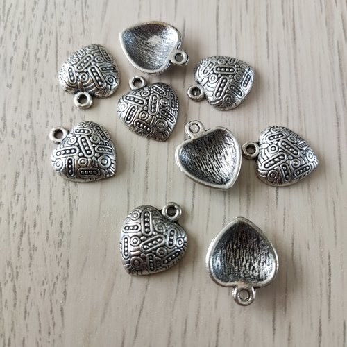 Lot de 4 pendentifs breloques forme coeur antique en métal argenté