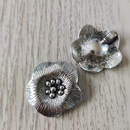 1 pendentif forme fleur en métal argenté