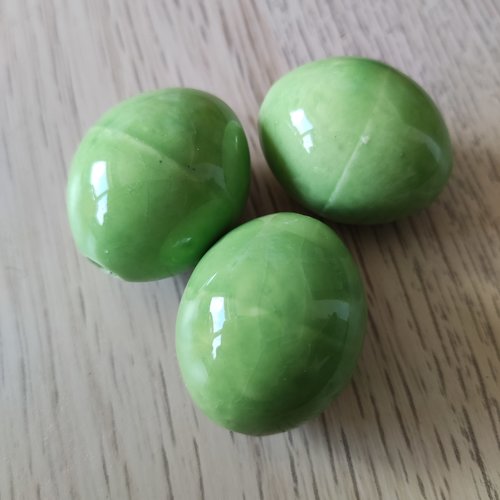 Grande perle en céramique vert clair