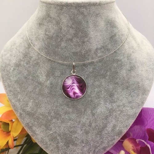 Collier pendentif cabochon rond verre violet électrique et noir
