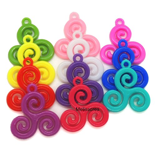 Lot de 11 pendentifs triskell en acrylique  -  31x28.5x3.5mm