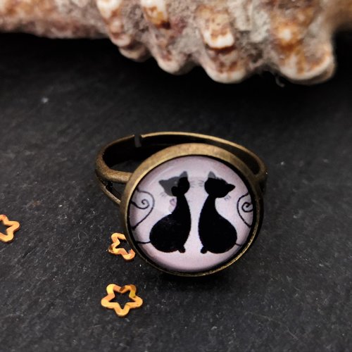 Bague chats sur fond rose, cabochon en verre