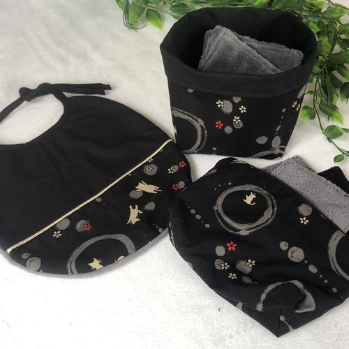 Coffret de naissance - ppanière, lingettes, bavoir et petite trousse fait-main