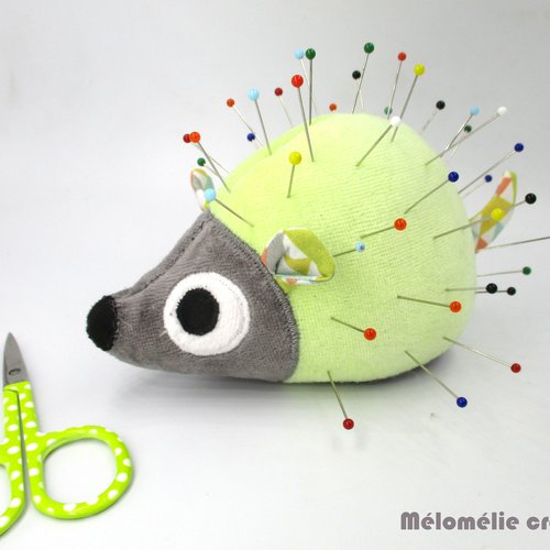 Porte aiguilles hérisson, doudou hérisson, support pour mettre les épingle et aiguilles pour la couture