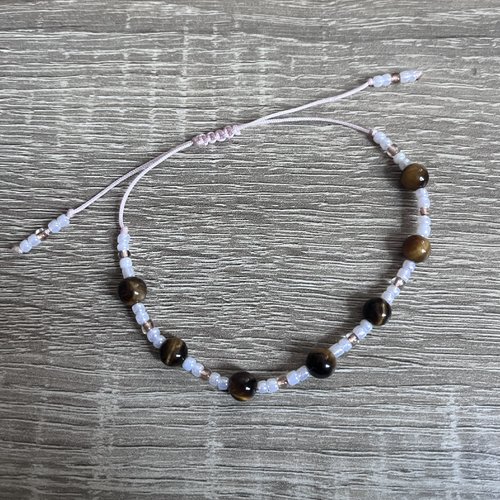 Bracelet en perles de rocaille et œil de tigre