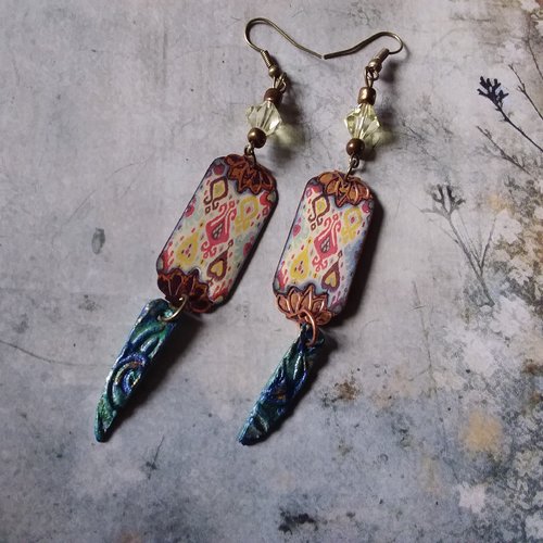 Un côté un peu aztèque pour ces boucles d’oreilles en cuivre émaillé et argile polymère,  création artisanale