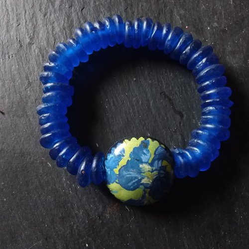 Bracelet élastique en perles de verre recyclé,  ghana,  et grosse perle porcelaine ”les iris ”
