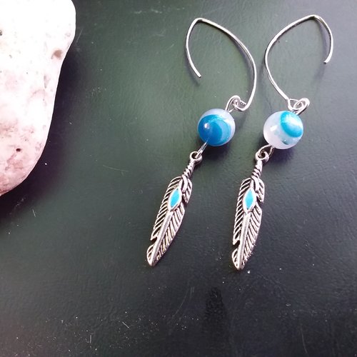 Apache...boucles d'oreilles simples et épurées... agate bleue et plume argentée