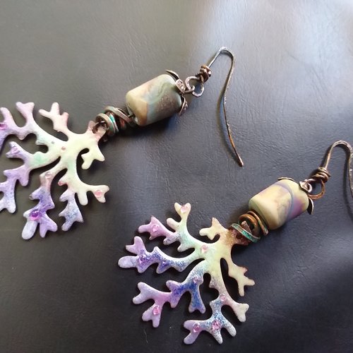 Lichen... boucles d’oreilles aux tons mélangés,  artisanales, cuivre émaillé et perles de verre,  création unique