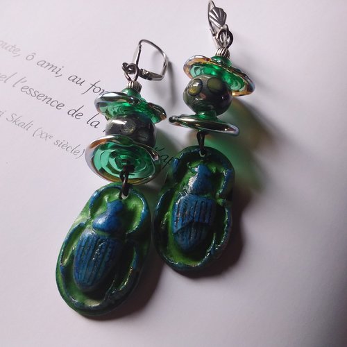 Boucles d’oreilles scarabée bleu, céramique artisanale,  perles de verre au chalumeau,  création française