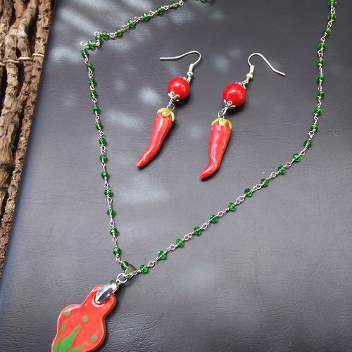 Parure collier et boucles d'oreilles,... poivrons rouges en céramique,  et collier avec petites perles de péridot