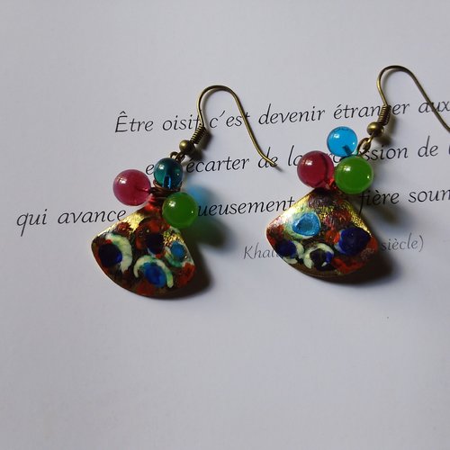 Petite fantaisie d’été...boucles d’oreilles en laiton peint à la main et filaments de verre au chalumeau